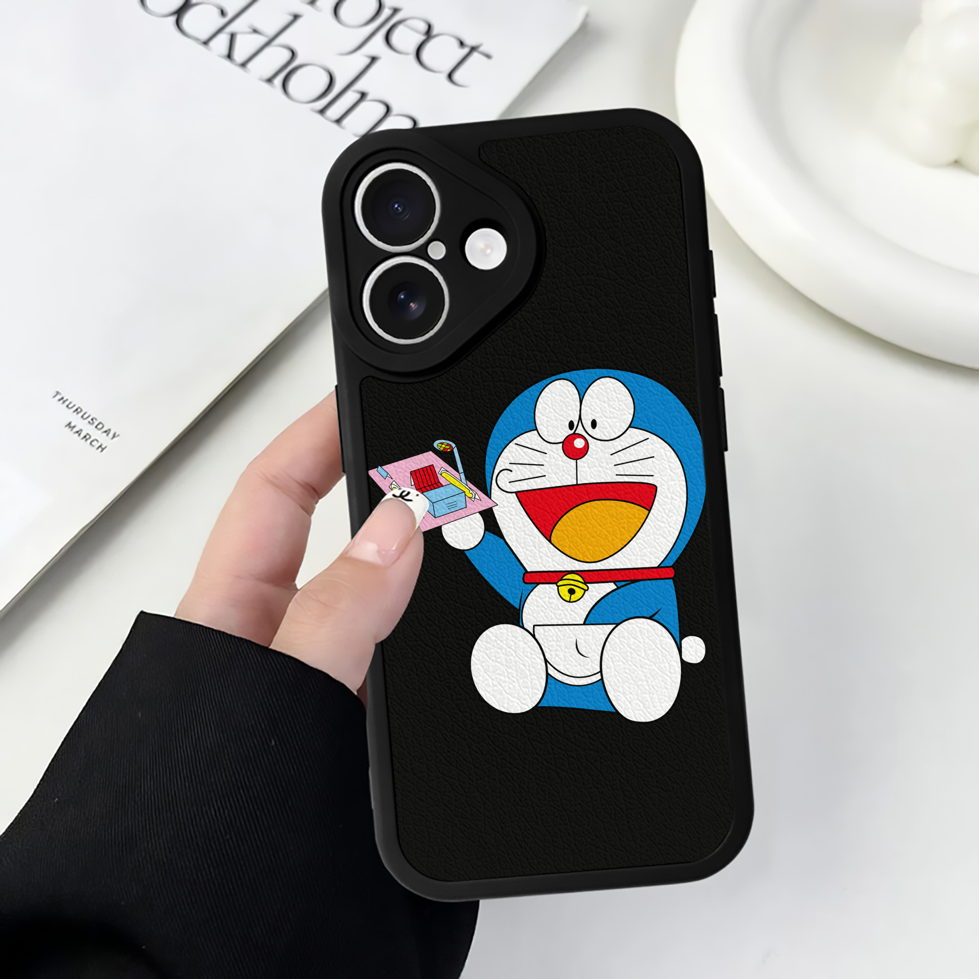 （画像用） ドラえもん Doraemon 【iPhone 16シリーズ対応】シリコンスマホケース（レザー調） 材質：シリコン